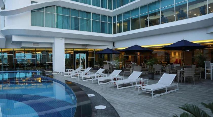 בנג'ארמאסין Golden Tulip Galaxy Hotel Banjarmasin מראה חיצוני תמונה